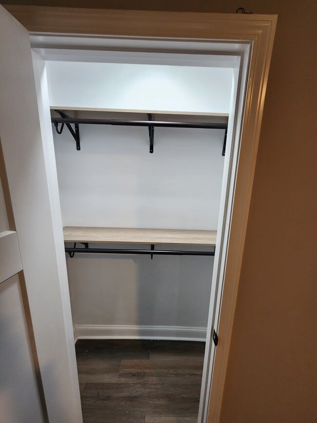 Building Photo - 405 W 7th St