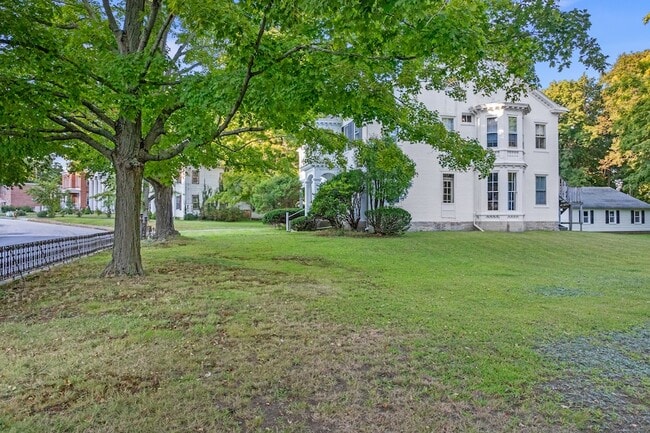 Building Photo - 161 Broadway