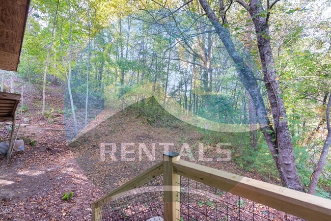 Building Photo - Beautifully remodeled 4 bedroom 2 bath home in Sylva available for year-long lease $2000 a month