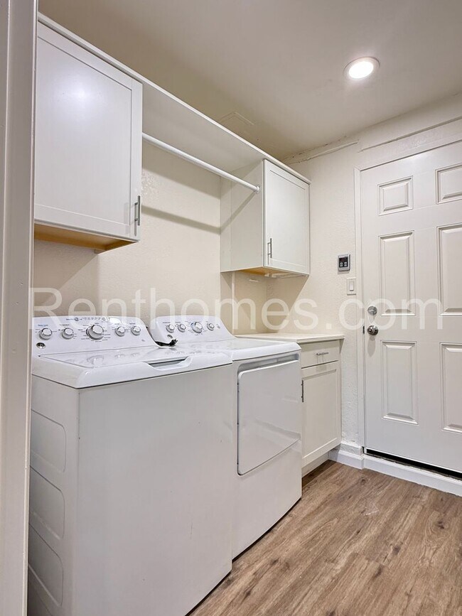 Building Photo - 5034 Baxter St