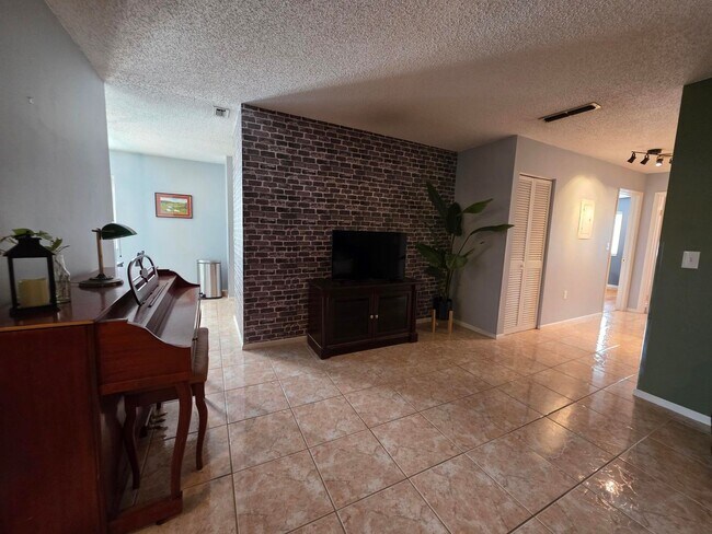 Building Photo - Furnished 2-Bedroom, 2-Bathroom Condo in Tampa