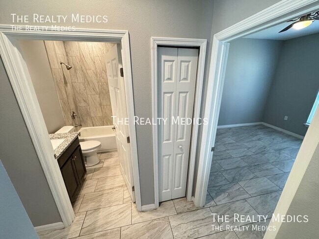 Building Photo - 2570 SE Rayburn Ave