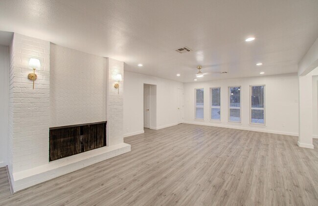 Building Photo - 523 Brandon Rd