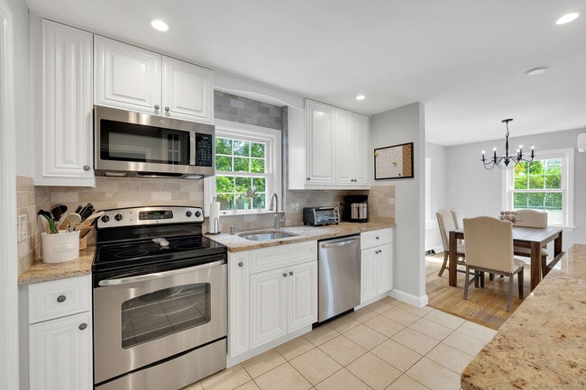 Building Photo - 27 Willowbrook Pl