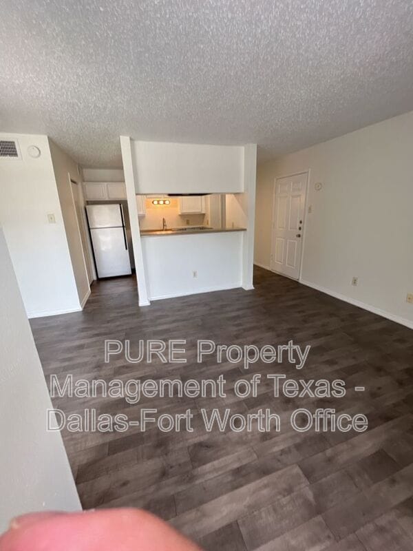 Building Photo - 18333 Roehampton Dr