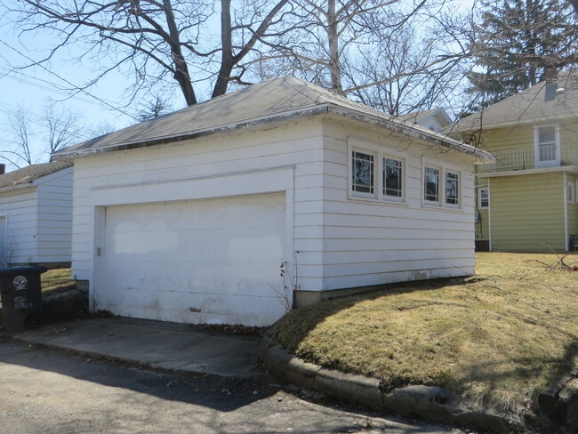 Building Photo - 826 Nuttman Ave