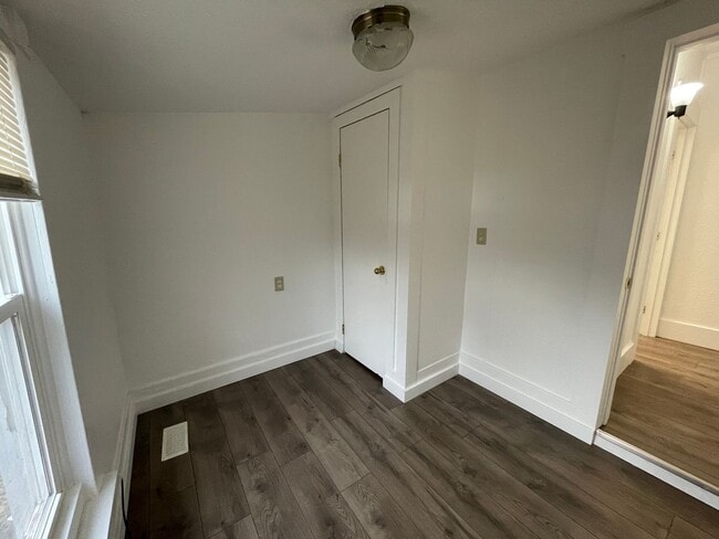 Building Photo - 2 Bedroom 1 Bathroom Home