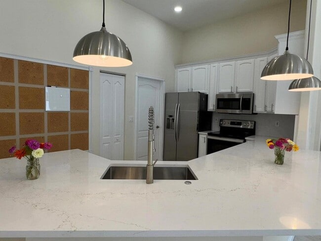 Building Photo - 969 Meadow Ave