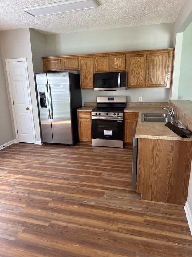 Building Photo - New floors, just painted, and all new appliances!!