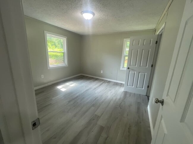 Building Photo - Renovated 4 Bedroom 2 Bath Home for Rent!