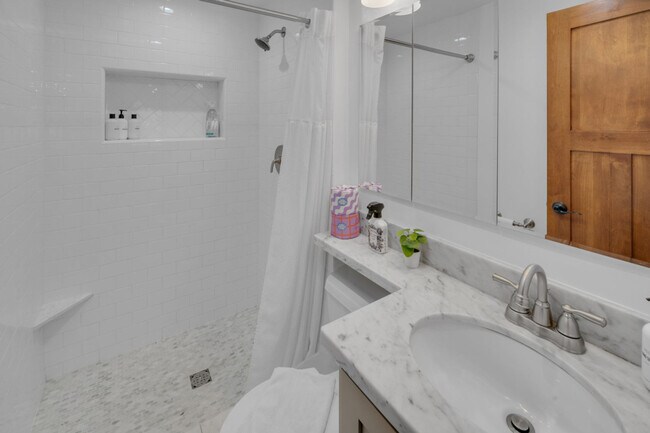 Building Photo - 1072 Johnson Ave