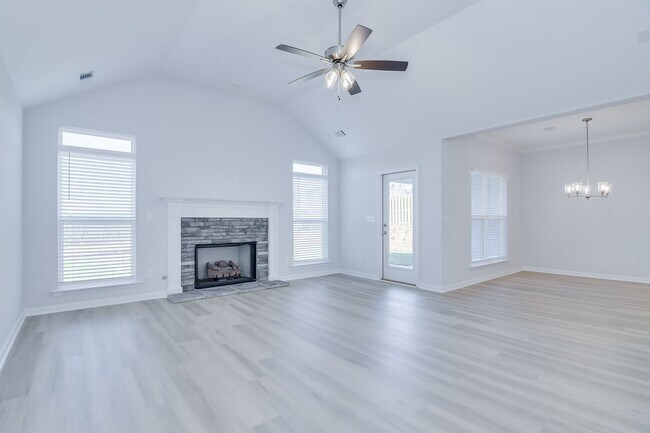Building Photo - Like New Home - 4 Bed 3 Bath