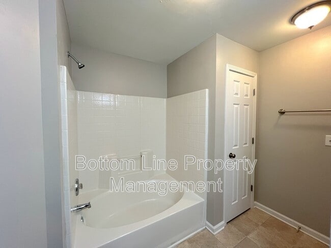 Building Photo - 7637 Abigail Glen Dr