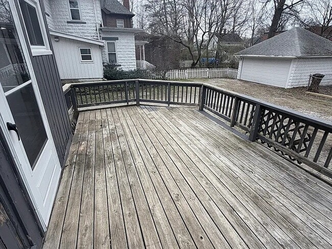 Building Photo - Spacious 6-bedroom, 3-bath home offering a flexible multi-level layout ideal for comfortable living