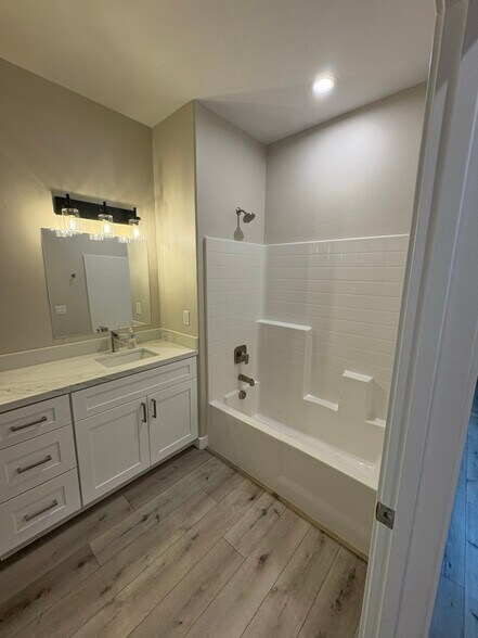 Building Photo - 2820 Palisades Dr