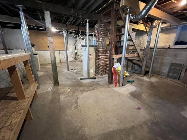 Building Photo - Spacious 4 Bedroom, 2 Bathroom Home