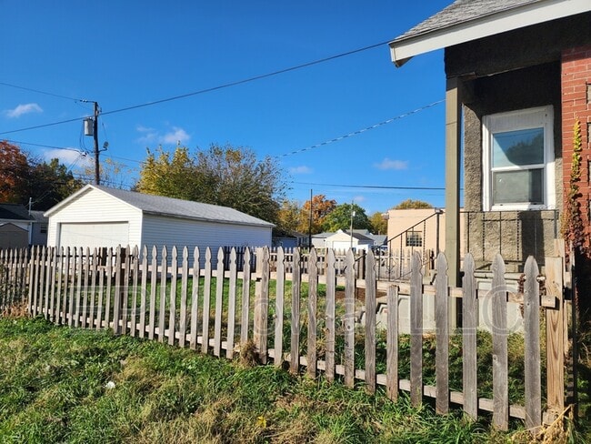 Building Photo - 2019 Falls Ave