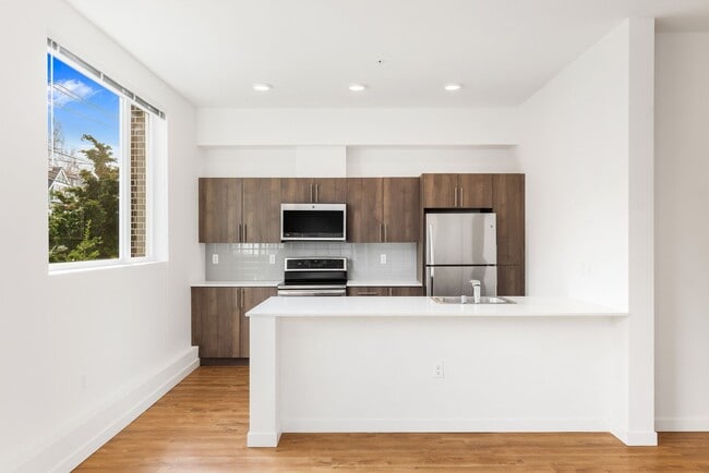 Building Photo - Capitol Hill 1 Bedroom Condo - Ground Leve...