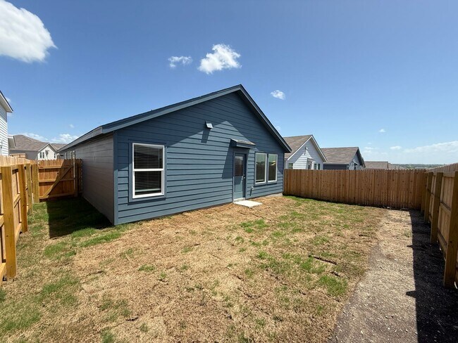 Building Photo - Brand New 4bd/2ba in Prime Location