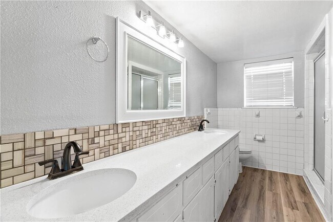 Building Photo - 607 E 11th St