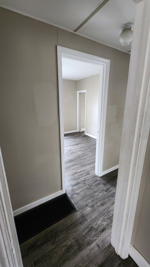 Building Photo - 2 Bed 1 Bath