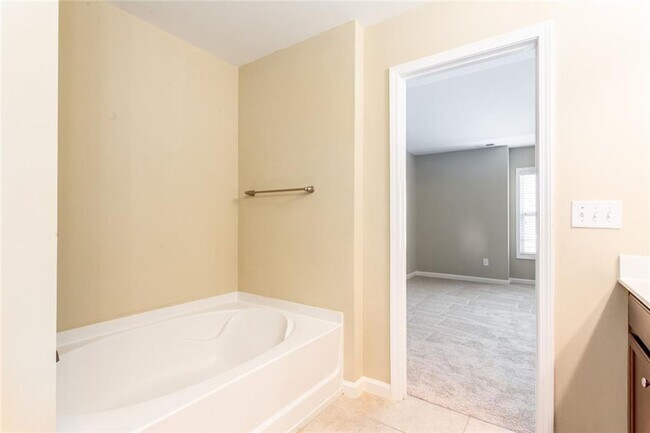 Building Photo - 2105 Greencrest Cir