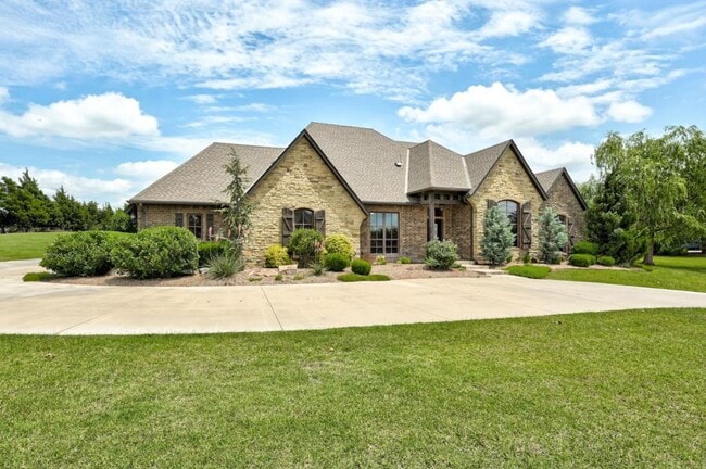 Building Photo - 22090 White Pine Cir