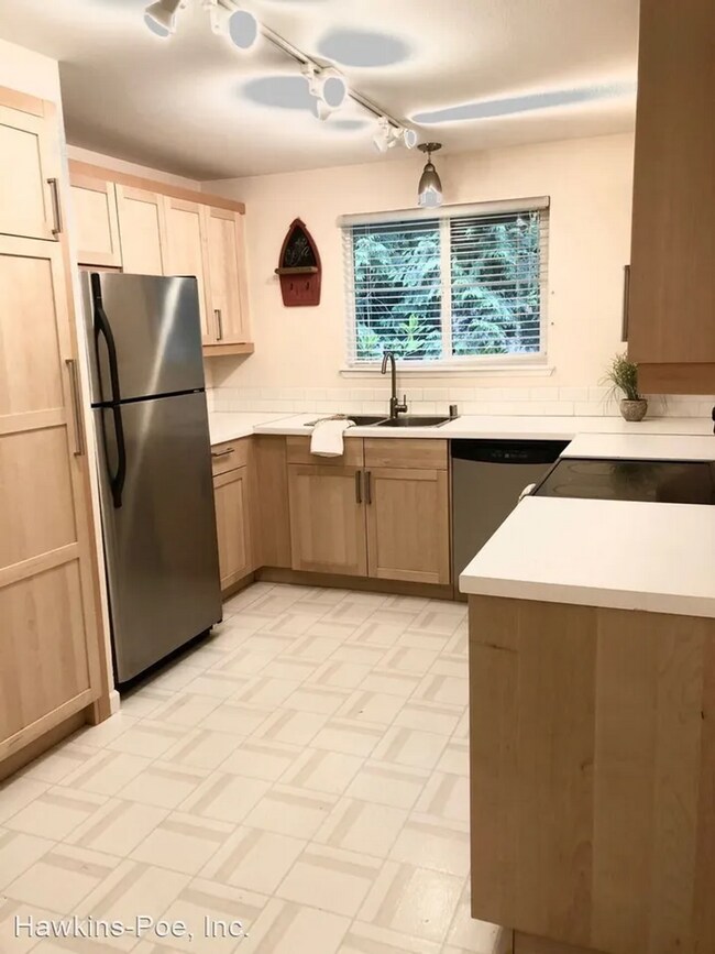 Building Photo - 3 bed 2 bath Duplex Great Yard!