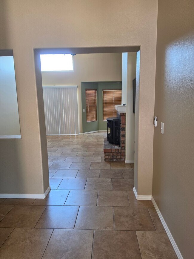 Building Photo - Spacious 4 Bedroom 2 bath Home in Victorville – Landscaping Included!