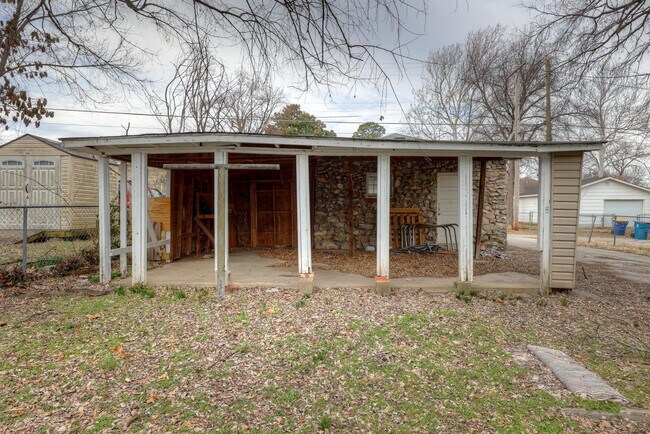Building Photo - 310 N Jackson Ave
