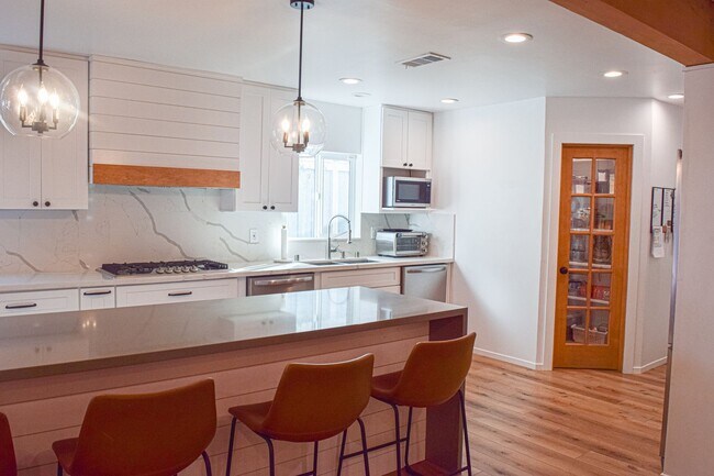 Building Photo - Semi furnished!