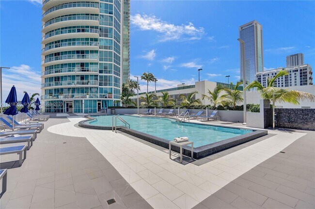 Building Photo - 480 NE 30th St