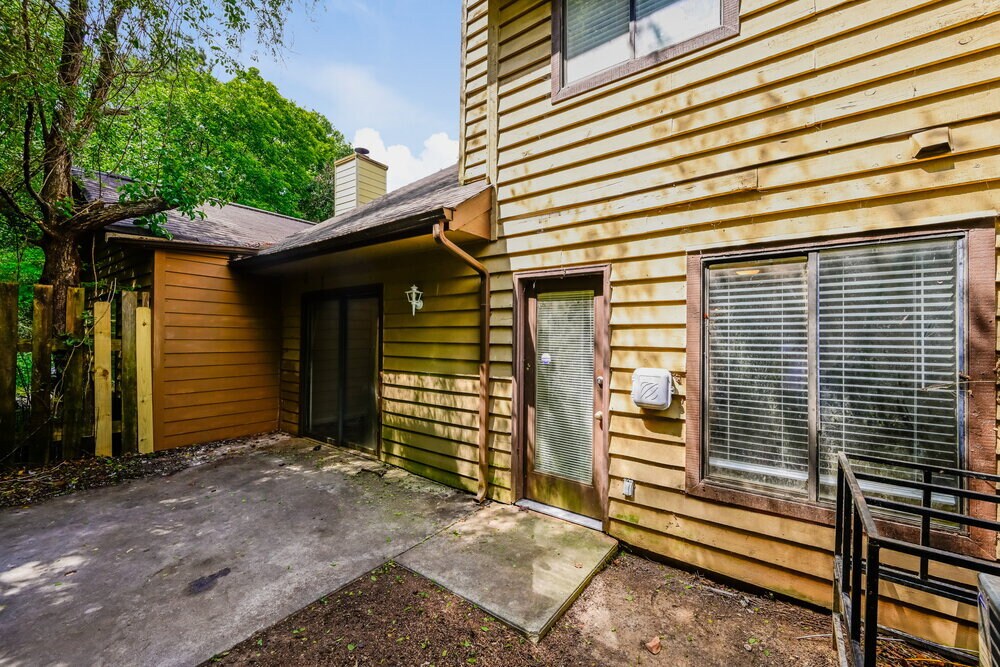 Building Photo - 5796 Trent Walk Dr