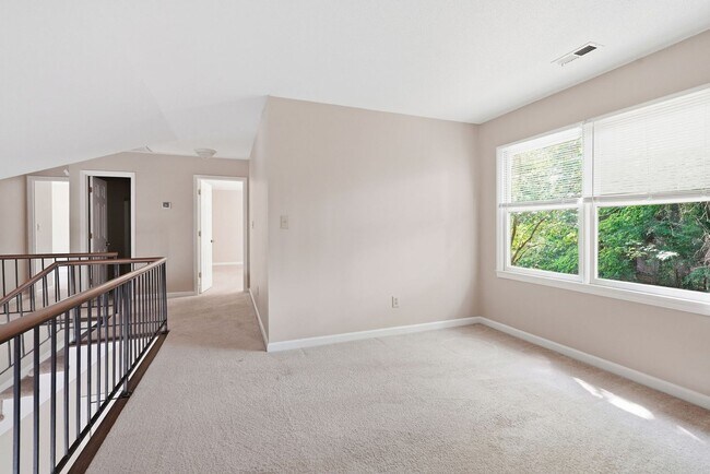 Building Photo - 10 Clover Dr