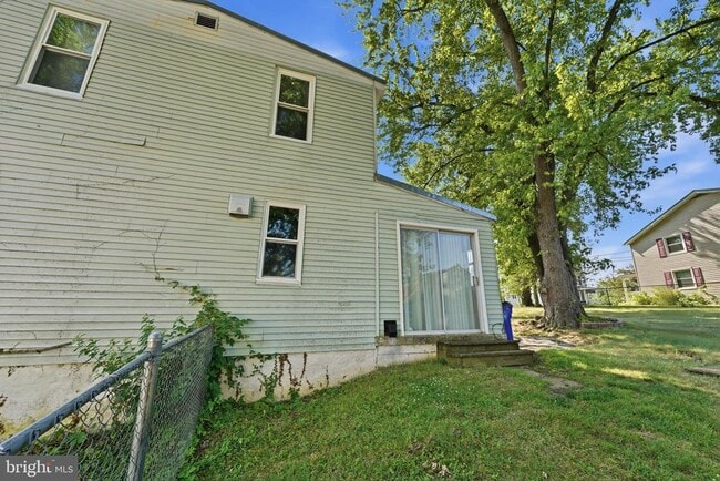 Building Photo - 815 N Maple Ave