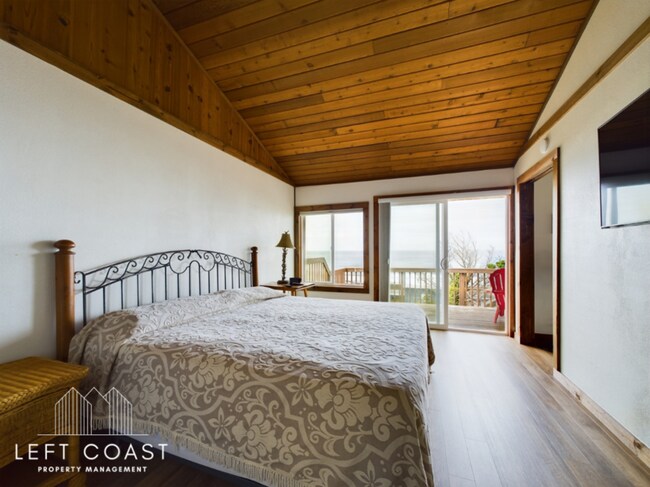 Building Photo - 1033 NW Inlet Ave