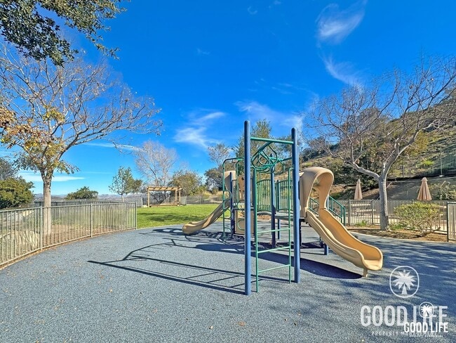 Building Photo - Great 2B/2.5BA Townhouse Available in Santee with Attached Garage & Onsite Pool, Spa, and Playgro...