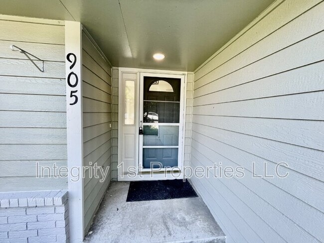 Building Photo - 905 SW Foxtail Dr