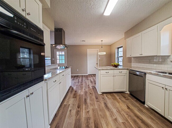 Building Photo - 28903 Twisted Oak Dr