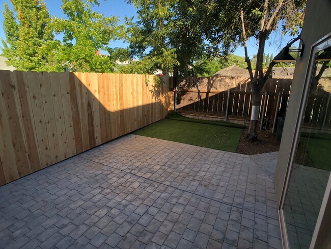 Building Photo - Charming 2-Bedroom Fully Remodeled Home with Giant Yard in the College West Area! |Available Imme...