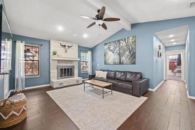 Building Photo - 303 Pin Oak Dr