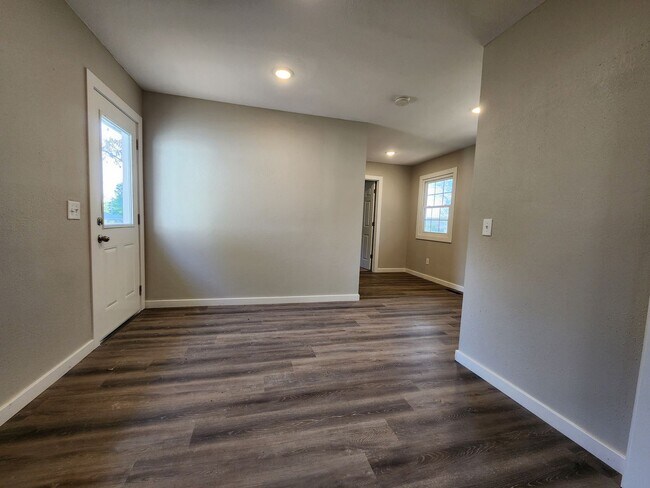 Building Photo - Spacious 4-Bedroom, 2.5-Bathroom Home AVAI...