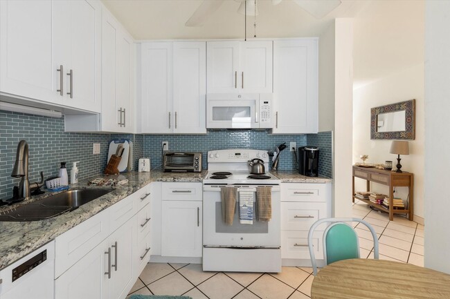 Building Photo - 3 Bedroom 2 Bathroom Furnished Condo