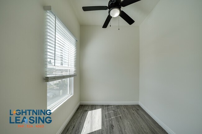 Building Photo - 402 N Coronado St