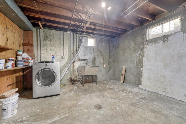 Building Photo - $2,595, 3-bed, 2-bath located in Denver.