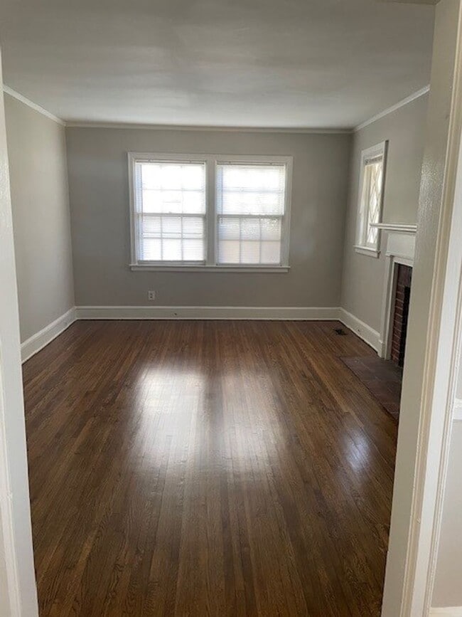 Building Photo - Two Bedroom House