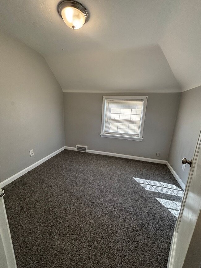 Building Photo - 3 Bedroom Home in Mt. Lebanon!