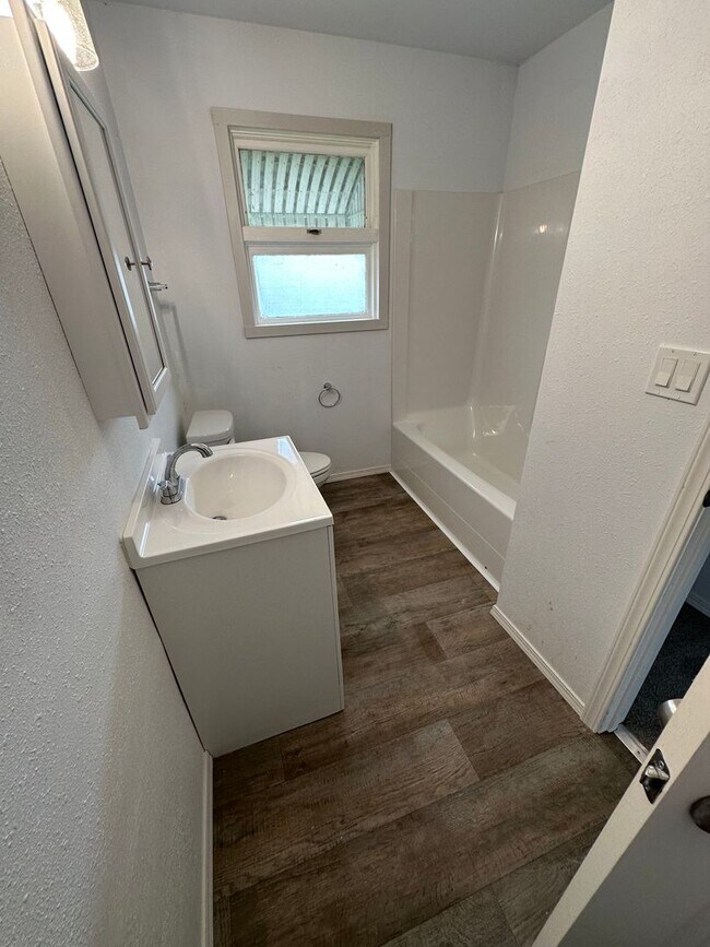 Building Photo - 3 Bed, 1 Bath Home for Rent-$1800