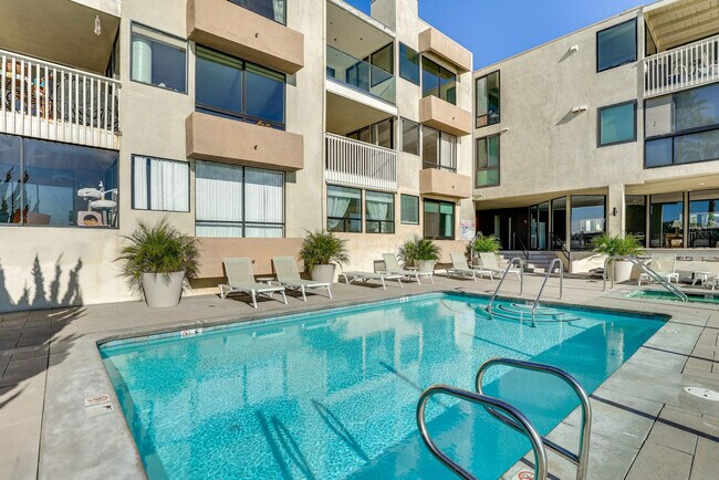 Building Photo - 4513 Cove Dr