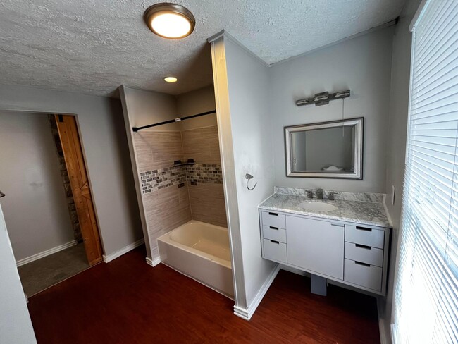 Building Photo - 106 S Oakley Ave